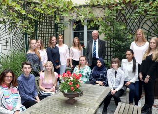 Zum Gruppenfoto mit den neuen Azubis versammelten sich im Innenhof des Museums (sitzend von links.) Andrea Spillman-Klüppelberg (Leiterin der Personal-abteilung), Nicolas Hardy (Azubi Erzieher), Melissa Meinert (Azubi Verwaltungsfachangestellte), Johanna Trapp, Hajar Aeraki, Julia Wolfsdorf (alle FSJ-Kultur), Maidah Syed (Azubi Verwaltungsfachangestellte) sowie (stehend von links) Jennifer Bontempi, Fiona Hartmann (beide Azubi Erzieherin), Pia Koch (Azubi Verwaltungsfachangestellte), Bettina Gnau (Ausbildungsleiterin bei der Stadtverwaltung), Julia Reimers (Jugend- und Auszubildendenvertretung), Rolf Steuwe (Erster Beigeordneter), Nadja Müller (Bachelor of Arts) und Jana Rogowski (Bachelor of Laws). Auf dem Foto fehlen die drei Azubis zu Notfallsanitäterinnen Lena Eifler, Denise Riznar und Selina Scholl. Foto: Stadt Ratingen